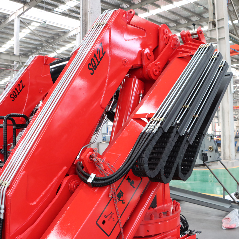 Grue montée sur camion à flèche articulée de 12 tonnes