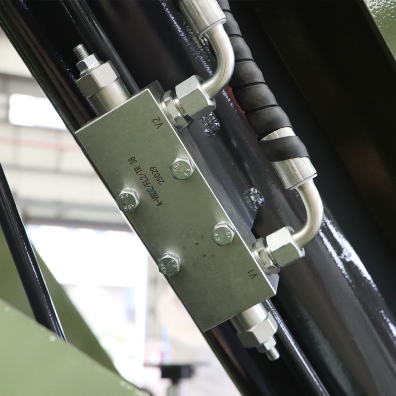 Grue montée sur camion à flèche articulée de 6,3 tonnes