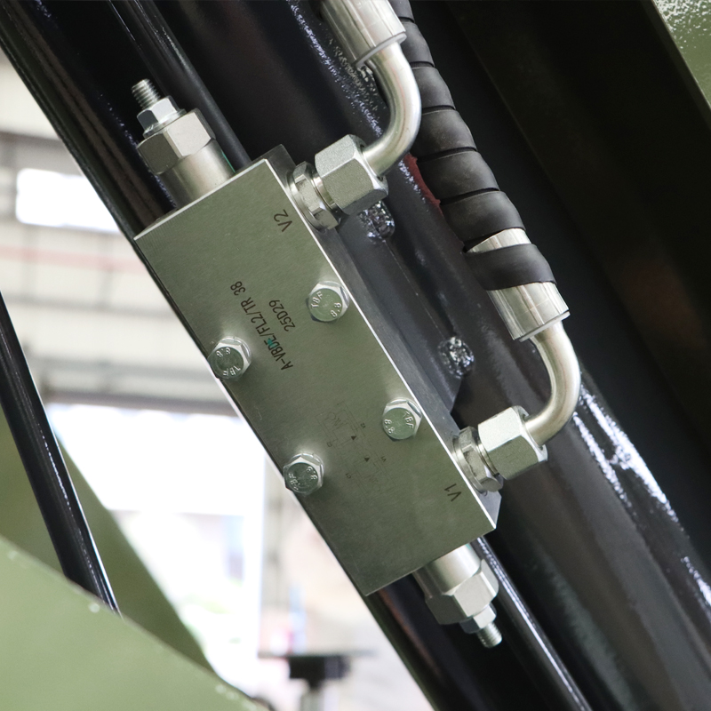 Grue montée sur camion à flèche articulée de 6,3 tonnes