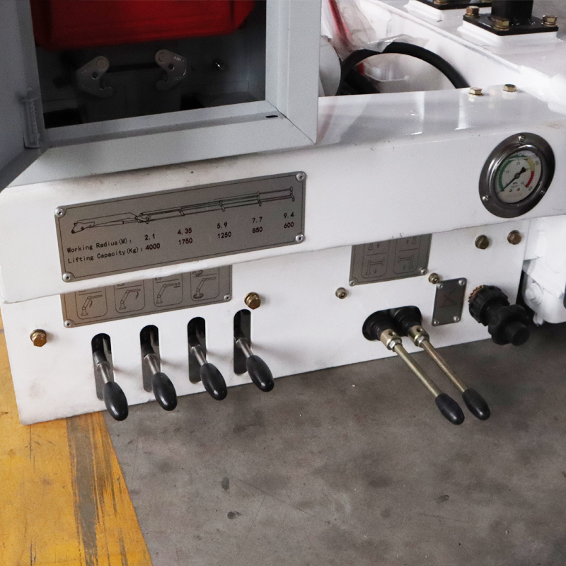 Grue montée sur camion à flèche articulée de 4 tonnes