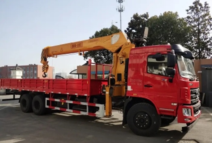 grue montée sur camion