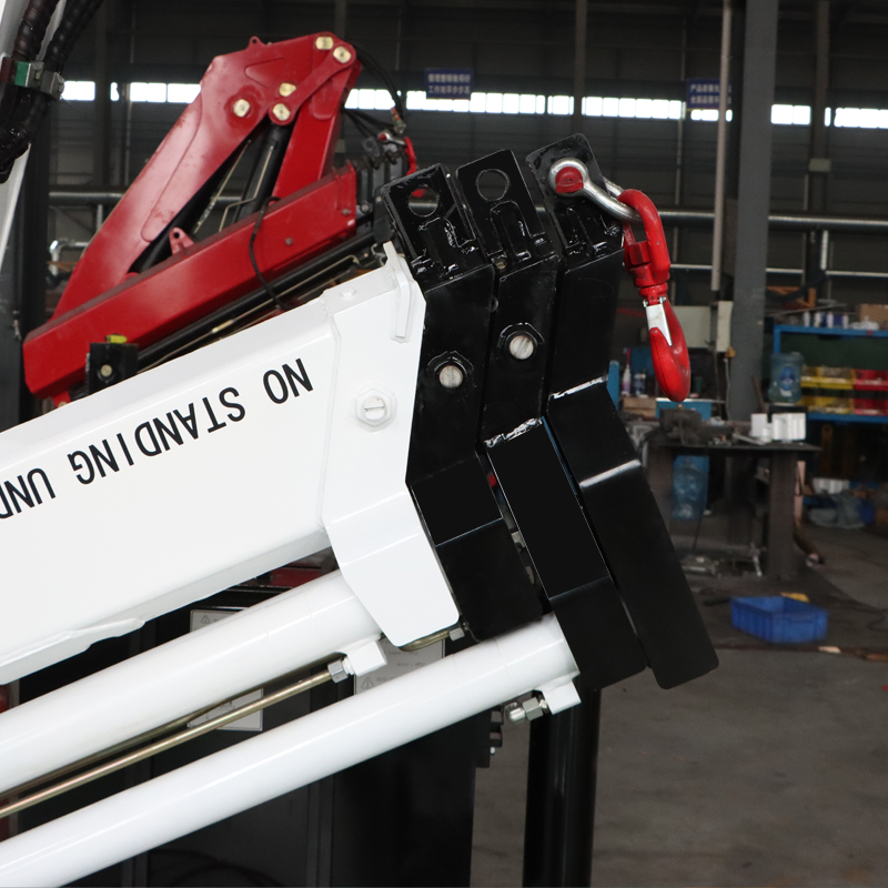 Grue montée sur camion à flèche articulée de 4 tonnes