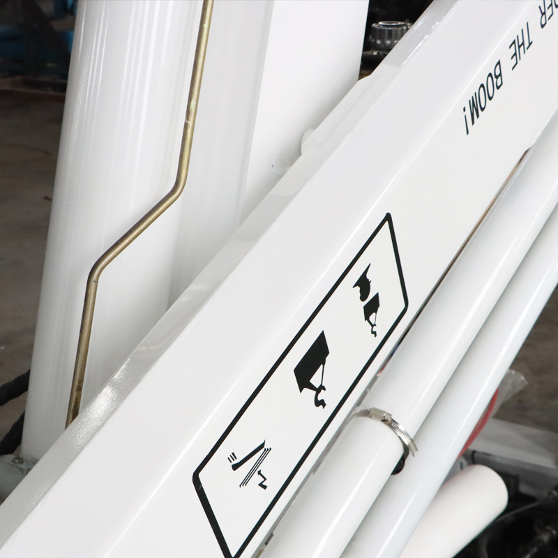 Grue montée sur camion à flèche articulée de 4 tonnes