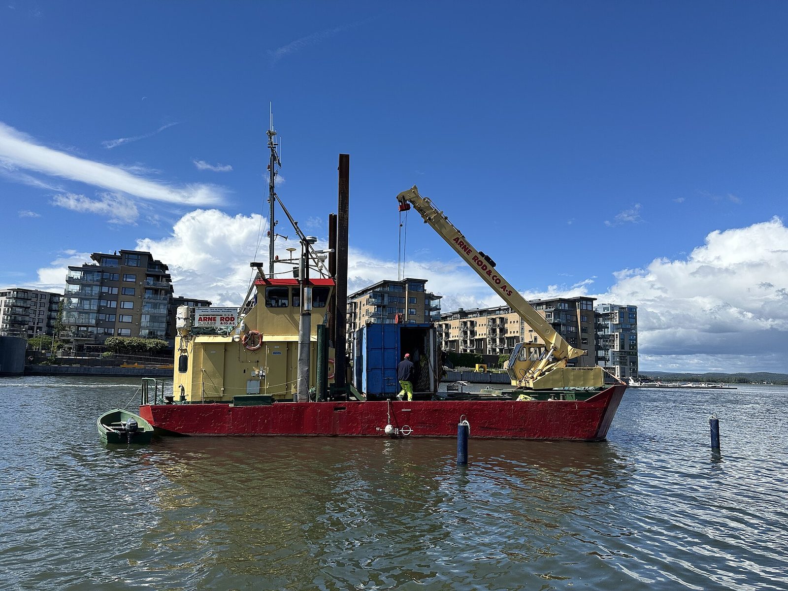 barge-de-travail-grue-&agrave;-pont-tonsberg-wikimedia.jpg